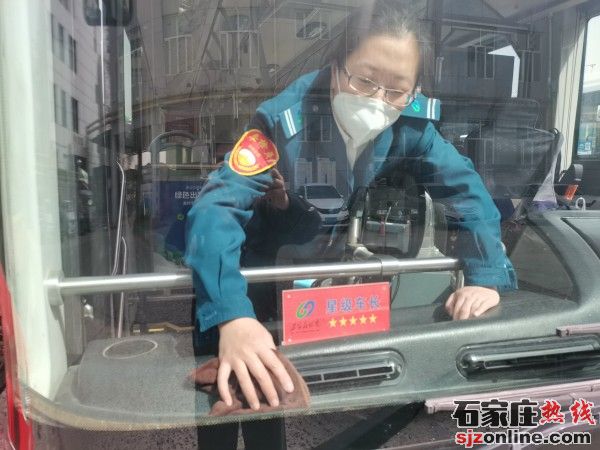公交“夫妻檔”:堅(jiān)守一線的浪漫