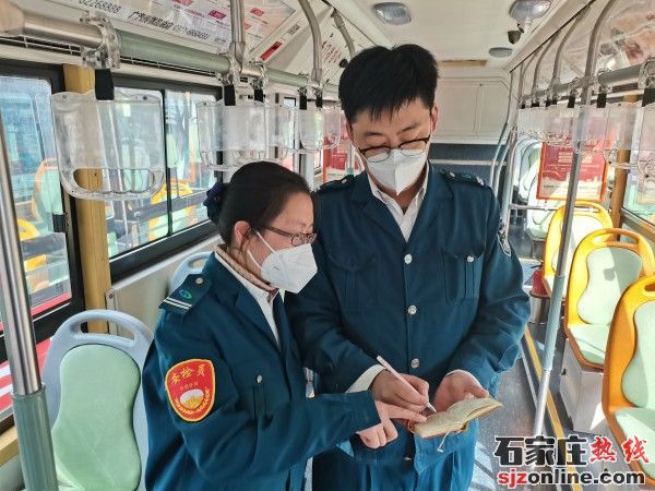 公交“夫妻檔”:堅(jiān)守一線的浪漫