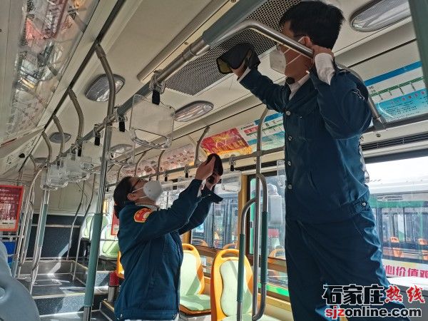 公交“夫妻檔”:堅(jiān)守一線的浪漫