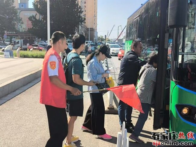 紅旗大街大堵車 警民齊心共疏堵保暢行