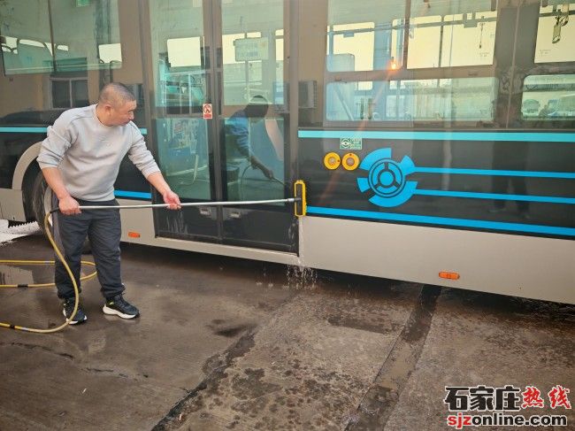 201路隊開展“清潔車輛 美化場院”活動