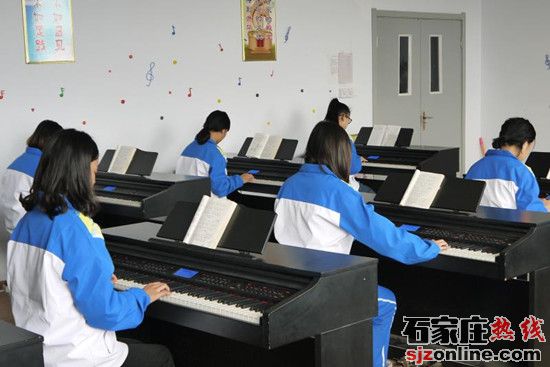 石家莊中英航空學(xué)校幼師學(xué)生上課